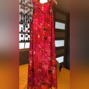 Traje casual/ formal con estampado de flores.